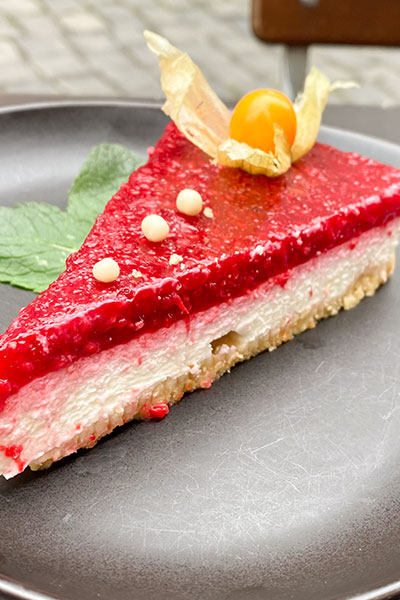 Kuchen mit essbaren Blumen