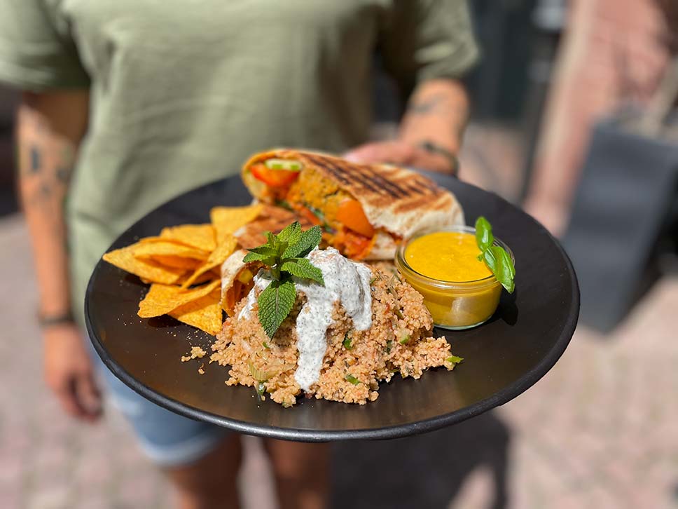 Teller mit Wrap und Couscous